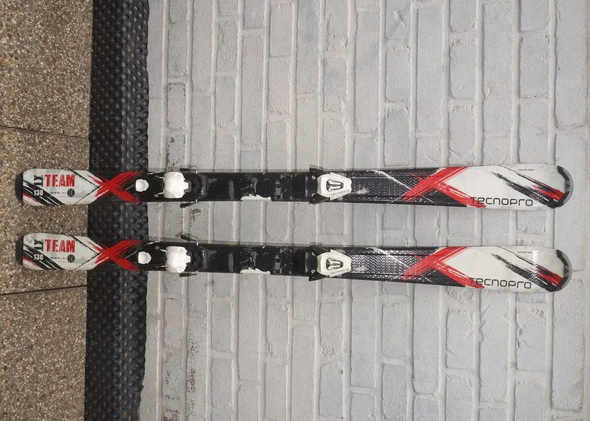 Carvingové dětské lyže 130 cm TecnoPro, málo jeté.