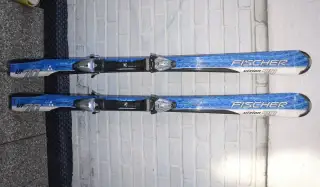 Carvingové lyže 158 cm Fischer, málo jeté, bezvadný stav.