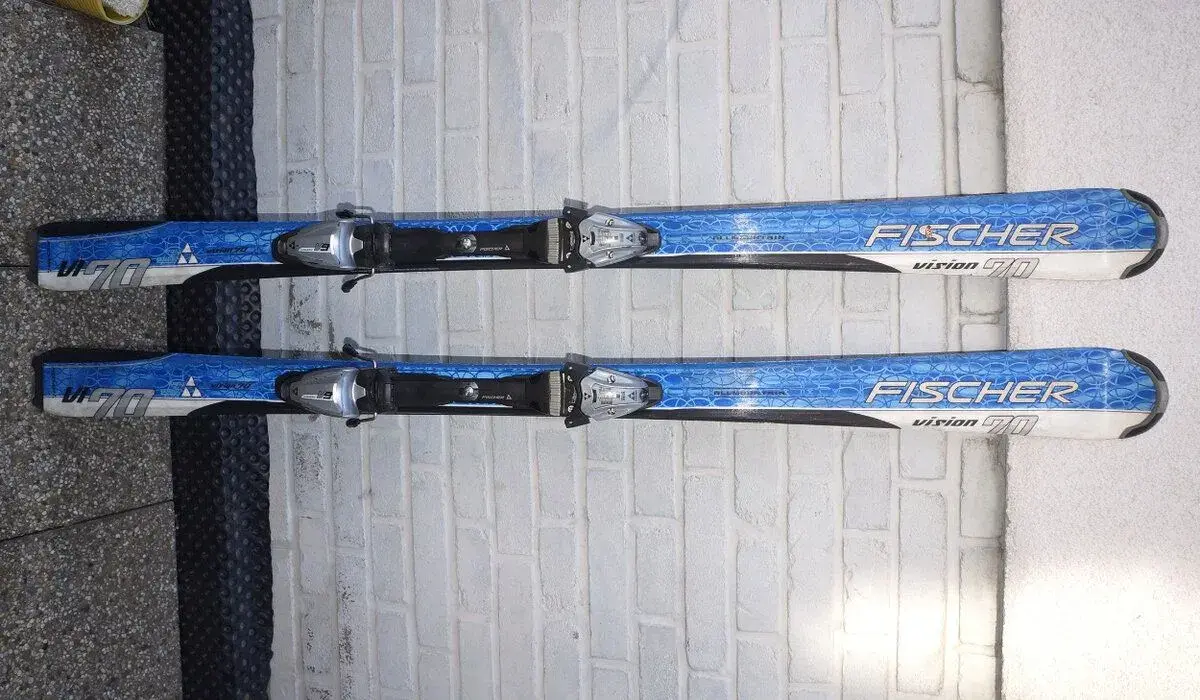 Carvingové lyže 158 cm Fischer, málo jeté, bezvadný stav.