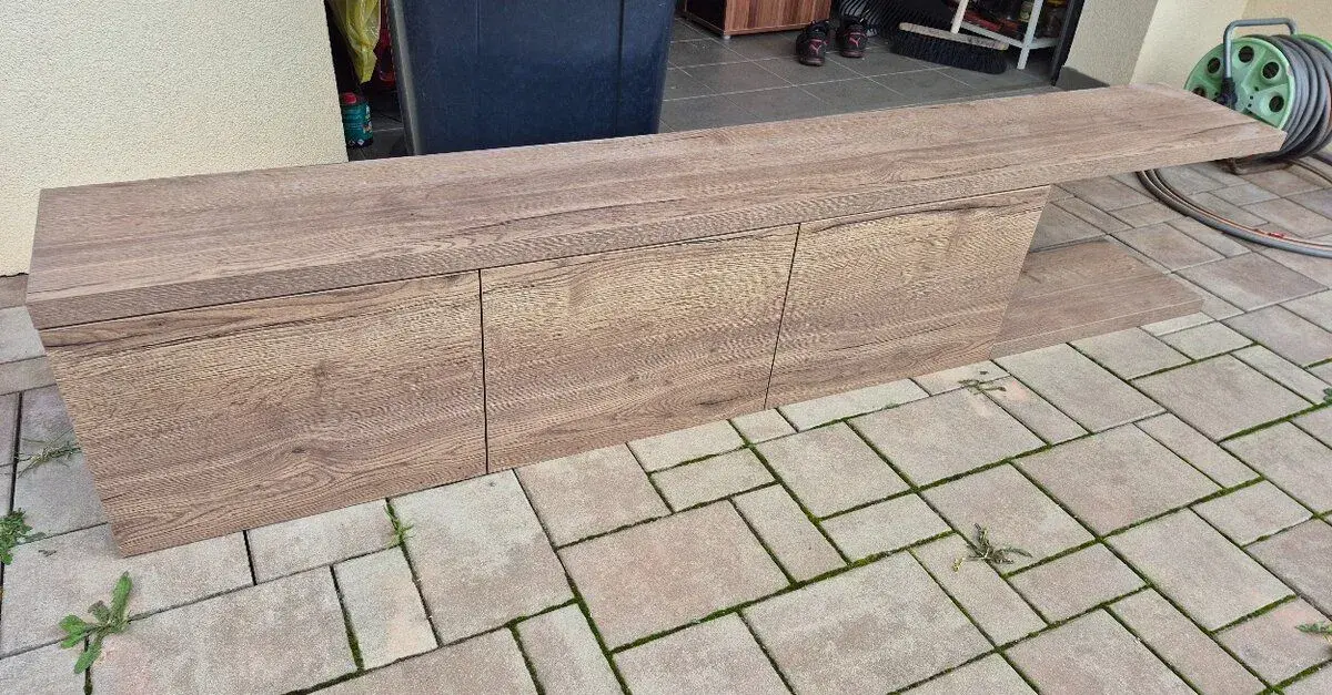 Závěsná skříňka pod TV 215 cm dub halifax tabákový