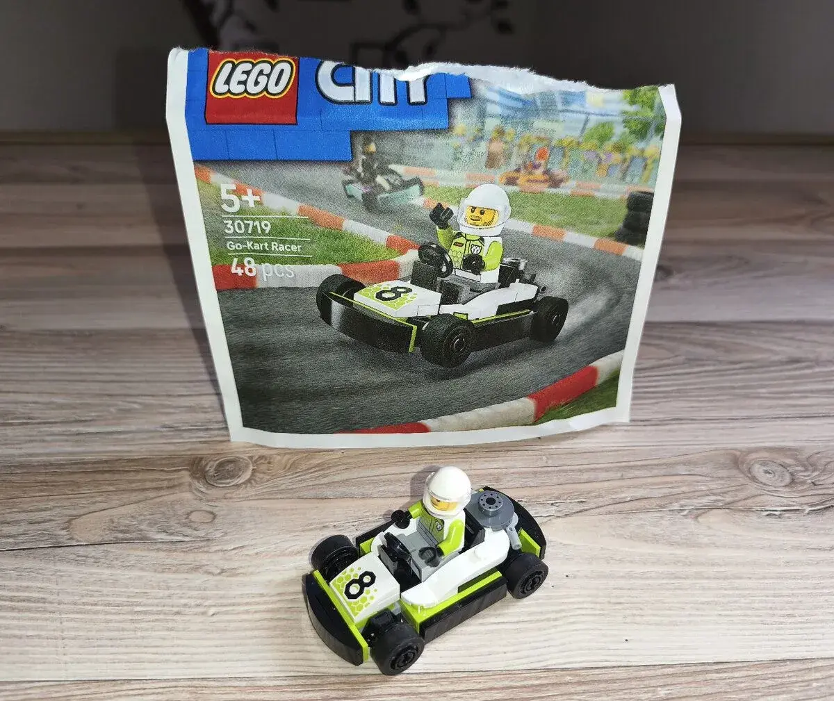 LEGO City 30719 Závodník v motokáře