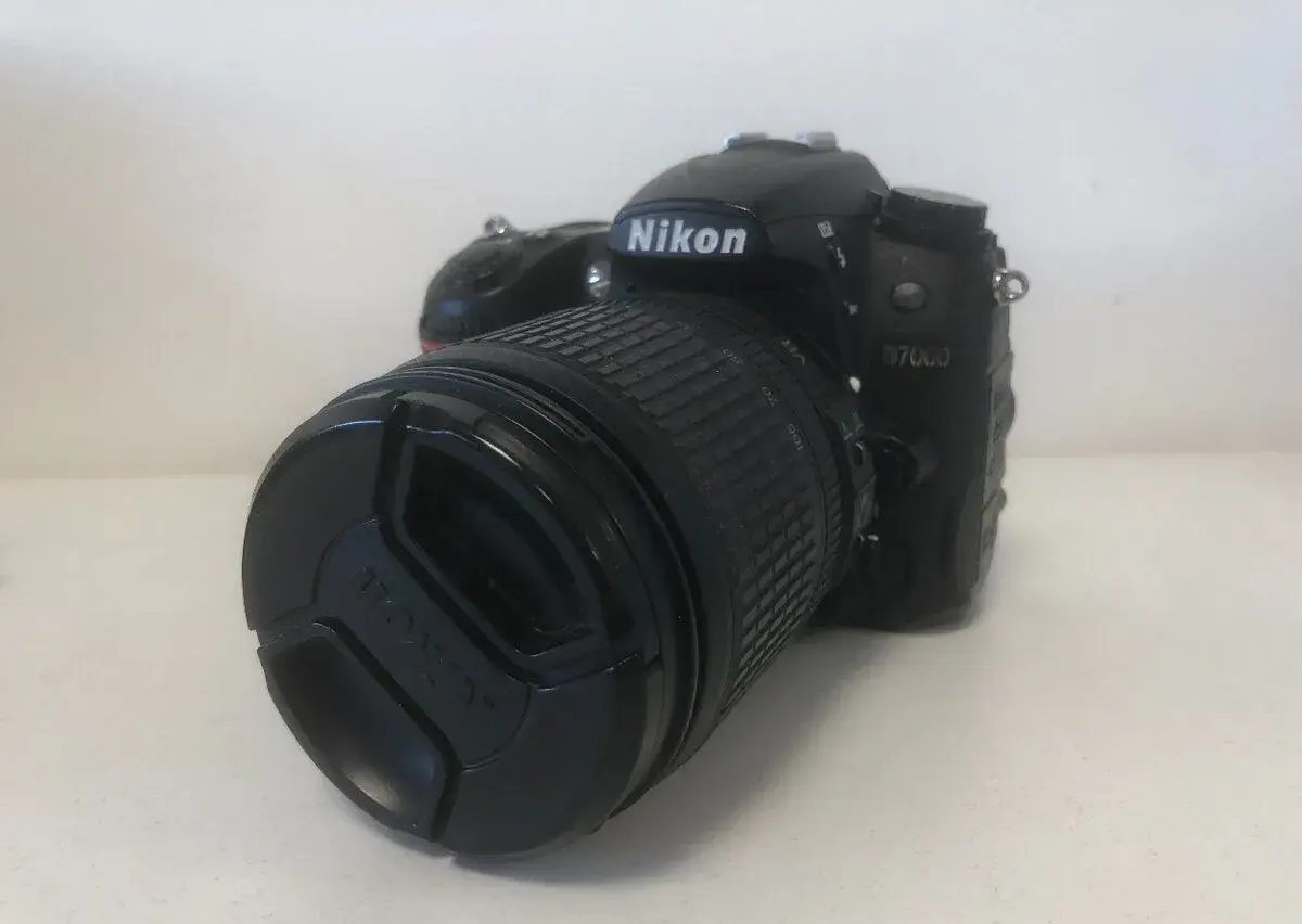 Nikon D7000 tělo + objektiv 18-105 mm + stativ Manfrotto