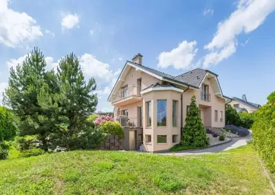 Pronájem rodinného domu 7+kk 450 m2 wellness, bazén, sauna,