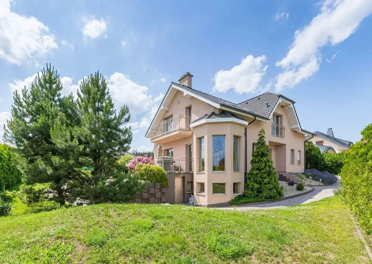 Pronájem rodinného domu 7+kk 450 m2 wellness, bazén, sauna,