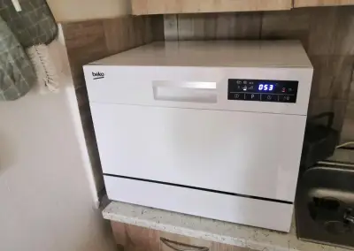 Malá stolní myčka na nádobí Beko