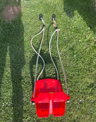 dětská plastová houpačka