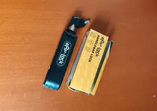 Zámek na řídítka motocyklu na spojku nebo brzdu