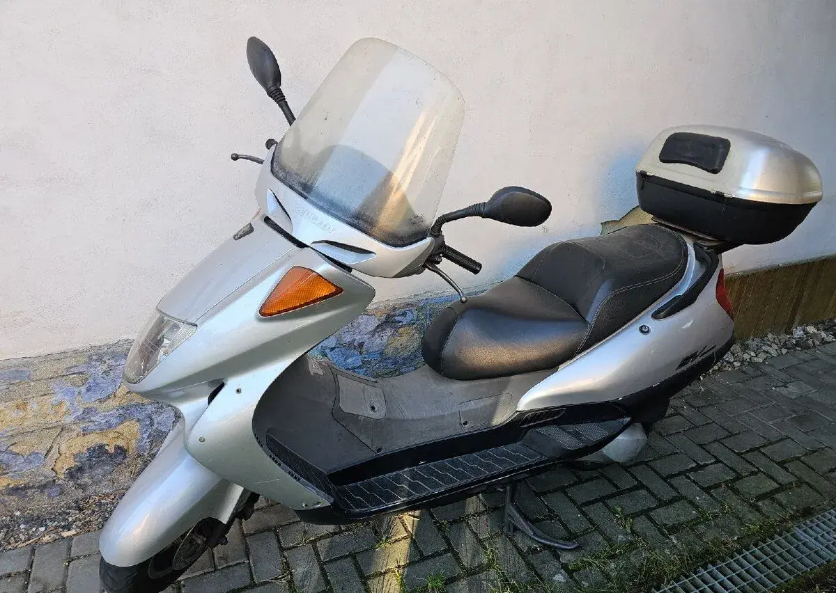 Skútr Peugeot SV250 (Honda Foresight)