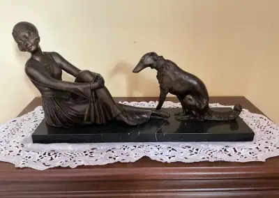Velká bronzová socha Art Deco – Sedící dáma s chrtem / barzo