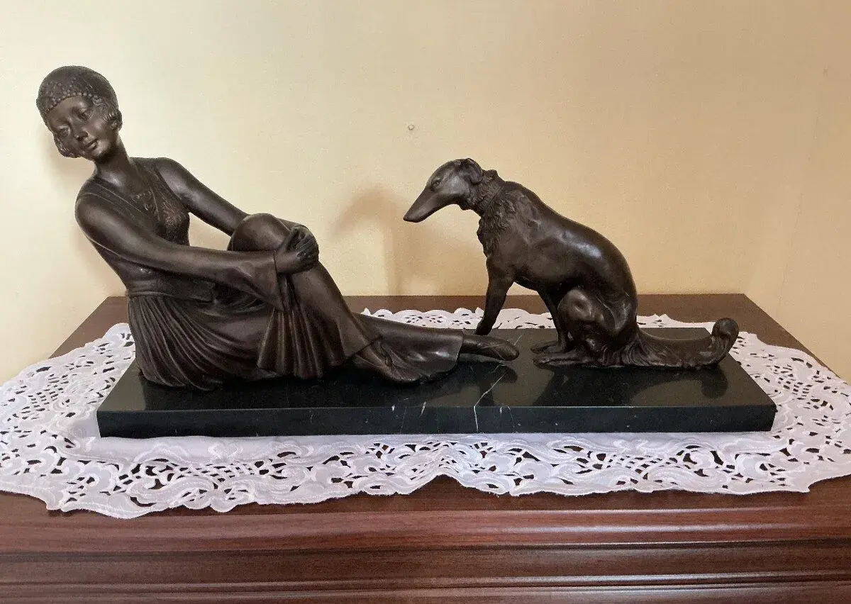 Velká bronzová socha Art Deco – Sedící dáma s chrtem / barzo