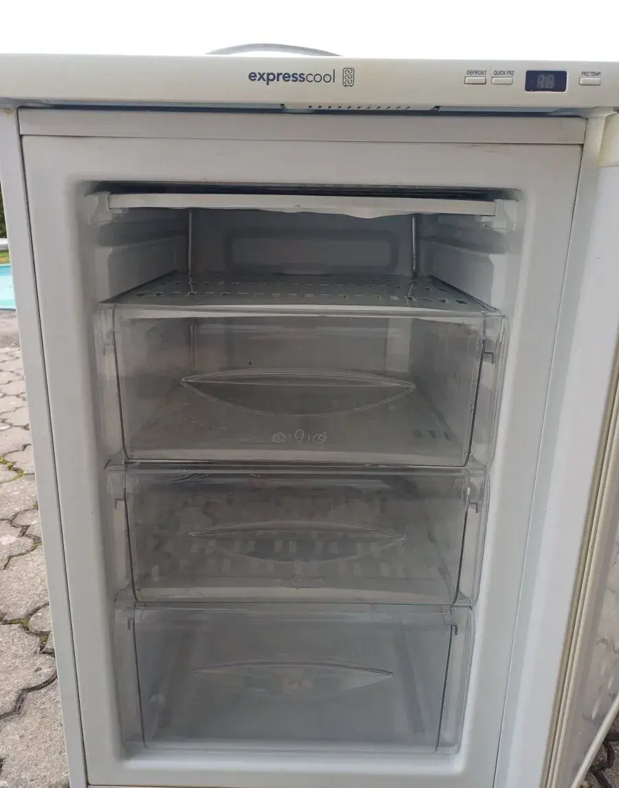 Plně funkční mrazák.