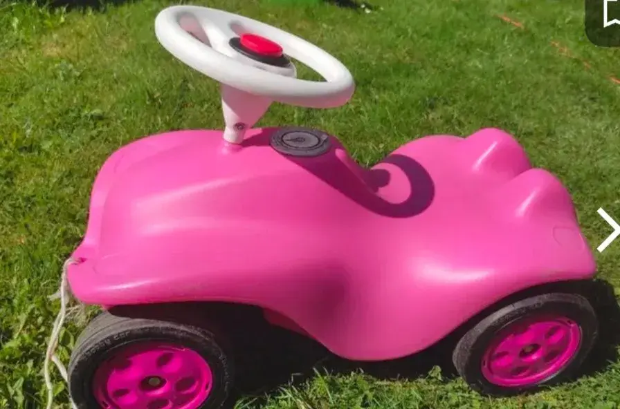Plastové odrážedlo růžové auto