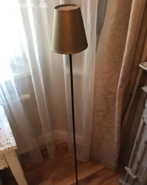 Stojací lampa, výrobce Loberon