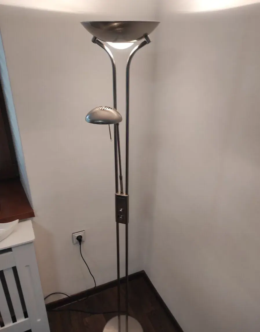 Stmívatelná lampa stříbrná