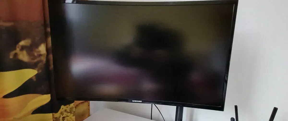Prohnutý monitor Samsung 27" Full HD + stojan