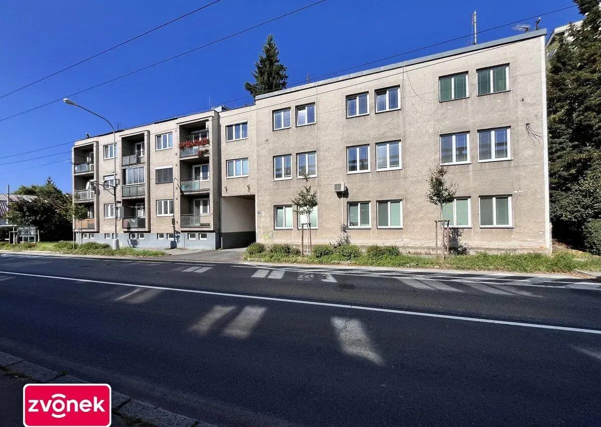 Pronájem vybaveného bytu 2+1 s balkonem – Zlín, ulice Sokols