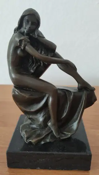 Bronzová soška.