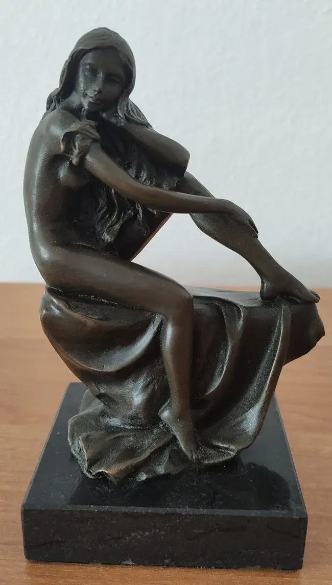 Bronzová soška.