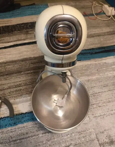 Kuchyňský robot SMEG SMF02CREU