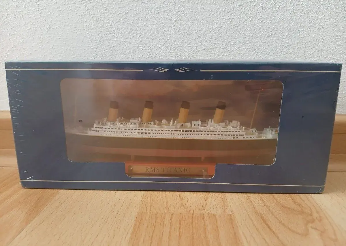 Sběratelský model loď RMS TITANIC 1:1250