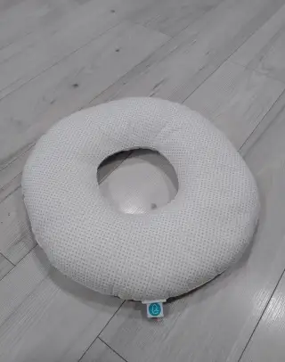 Poporodní polštář CEBA 45cm - grey dots