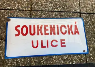 Cedule uliční smaltovaná čistá lesklá stará za 900 kč