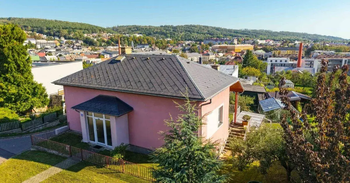 Dům 4+1 s atriem, garáží a zahradou, pozemek 820 m², Šternbe