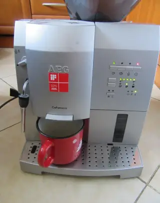 Kávovar AEG. Nefunkční. Nečerpá vodu. Nejde o novou