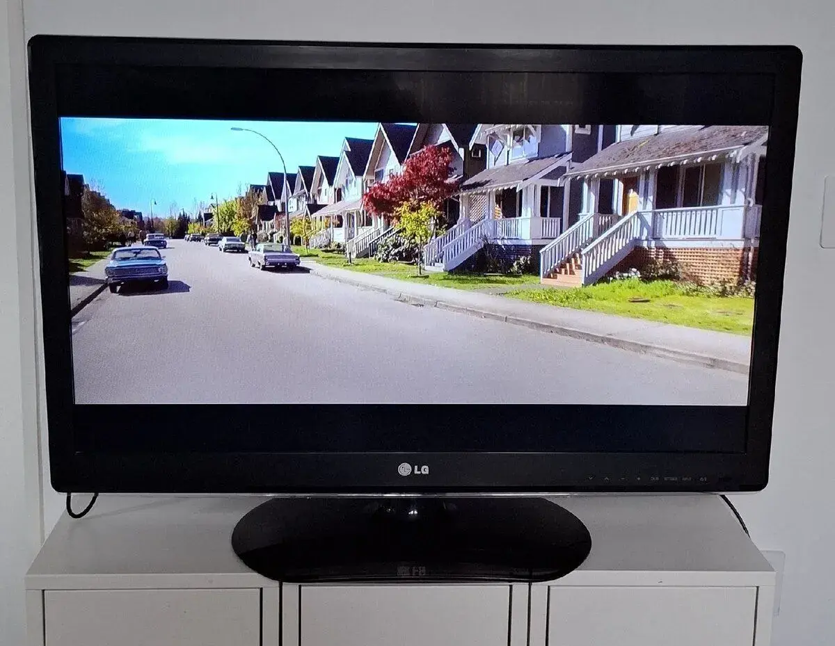 LED televize LG 32" (82 cm) + DVB-T2 set-top box