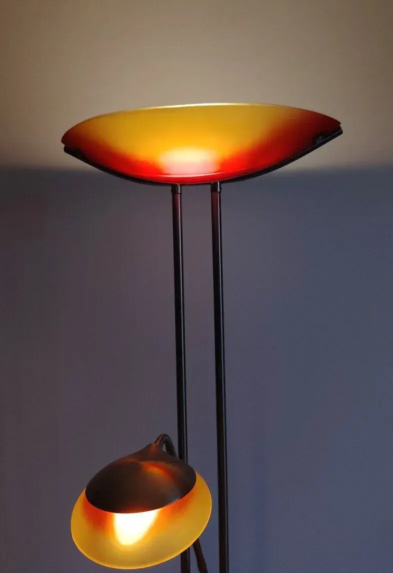 Barevná stojací lampa