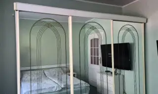 Zrcadlová šatní skríň s posuvními dveřmi 270x210x54