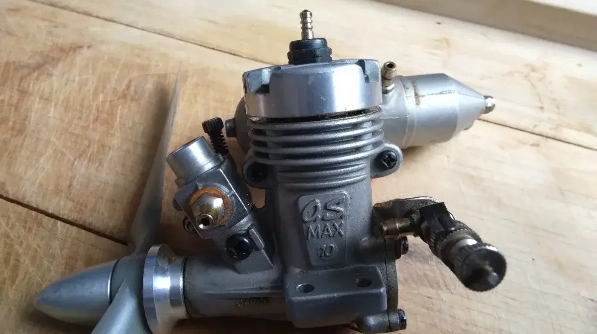 Modelářský motor O. S. MAX 10