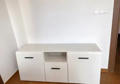 Bílá komoda