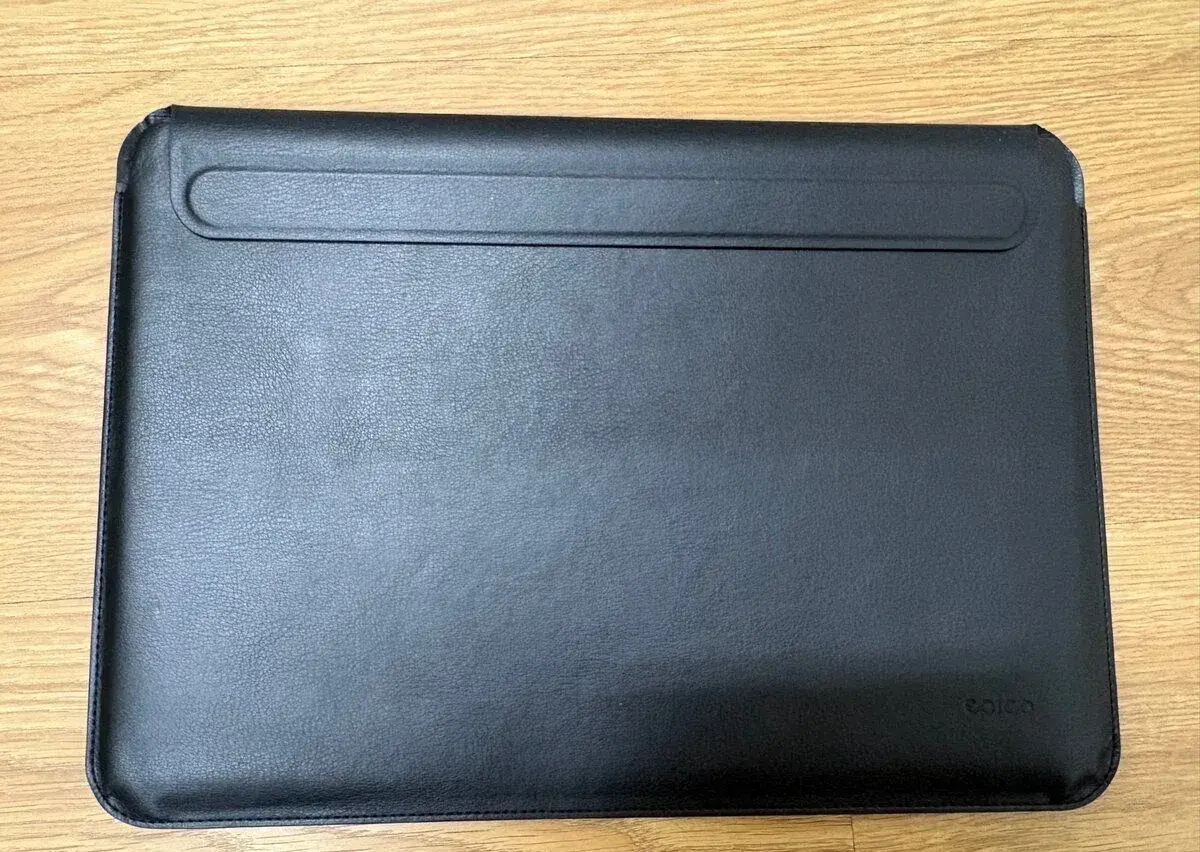Kožený obal Epico na MacBook Air 15”