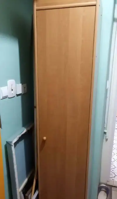 Šatní skříň bez věci