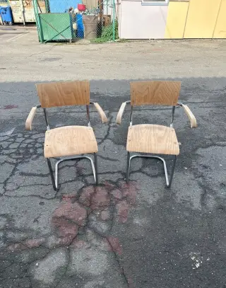 Židle s područkami funkcionalismus