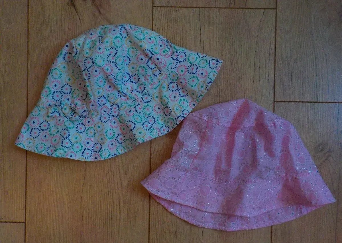 2x kobouček zn. Dráče, Petit Bateau, 3x čepička, 1x čelenka