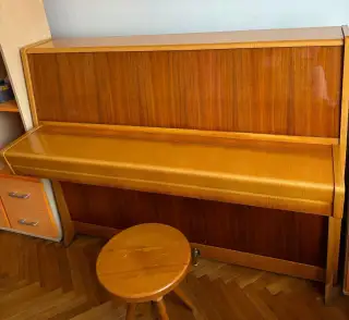 Pianino PETROF (rok 1974, světlé dřevo / lesk) – ocenění Gra