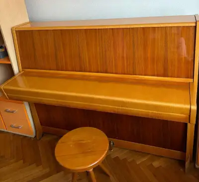 Pianino PETROF (rok 1974, světlé dřevo / lesk) – ocenění Gra