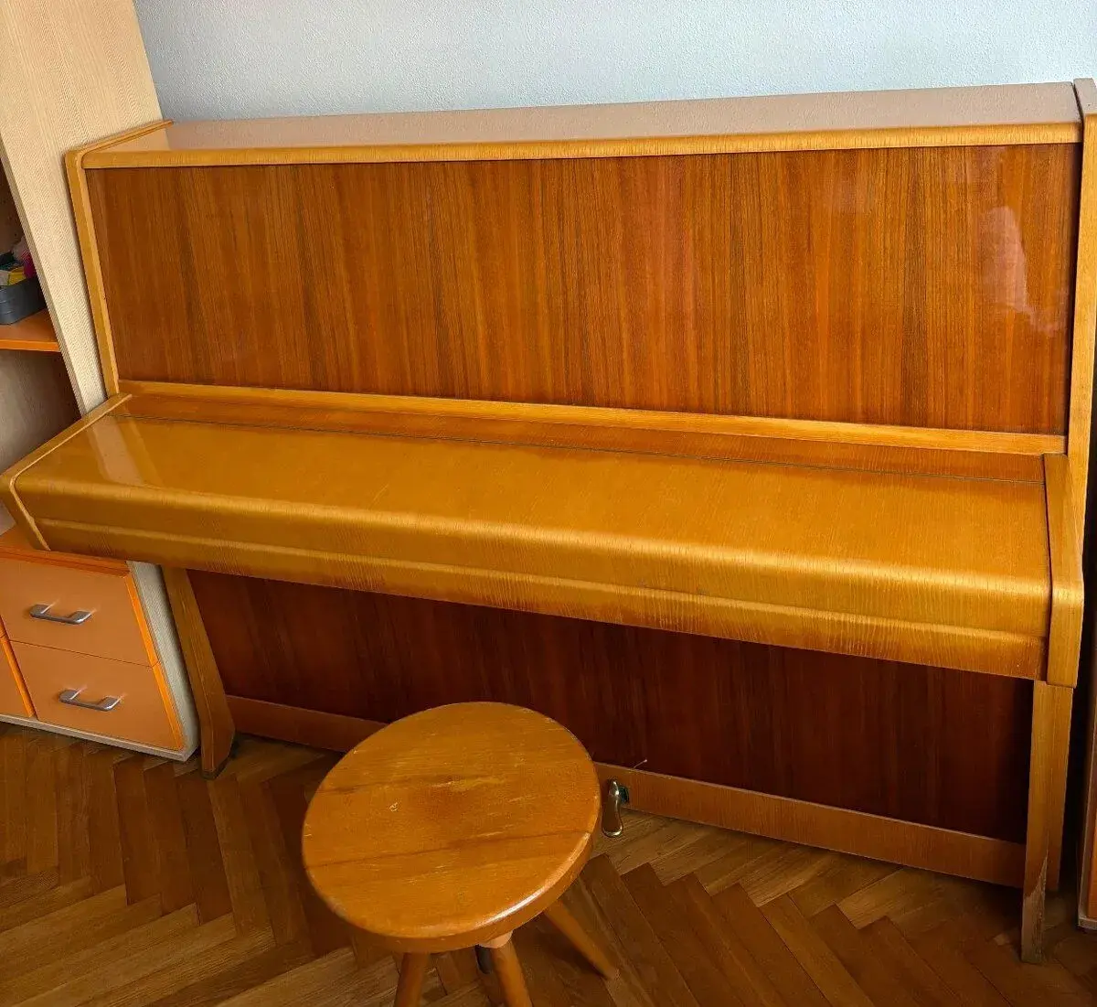 Pianino PETROF (rok 1974, světlé dřevo / lesk) – ocenění Gra