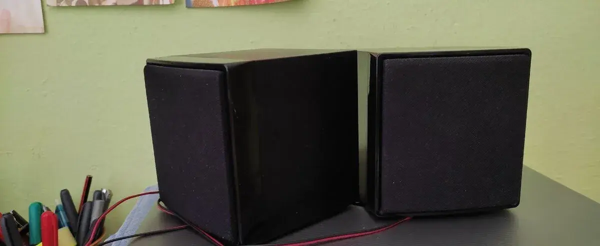 bedinky k audio nebo k PC rozměr 130x135x120 mm.