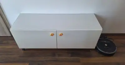 TV stolek Ikea Besta s dvířky 120x40x38cm se sklem