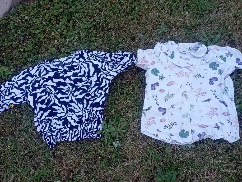 bílá dámská košile s krátkým rukávem a límečkem je ozdobená