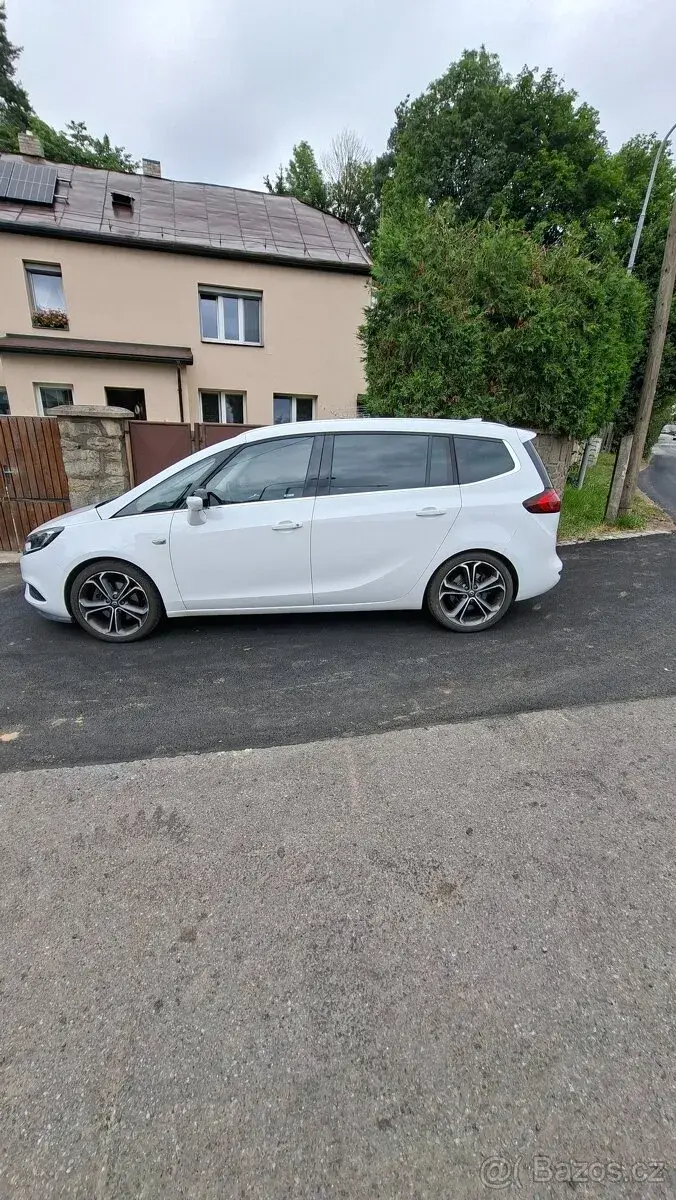 Zafira Innovation 125kw ČR 7míst max výbava