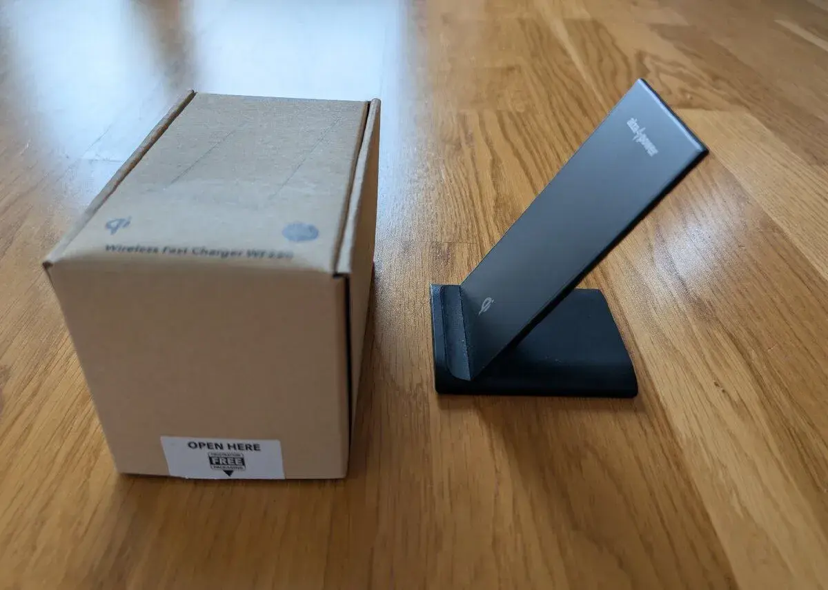 Bezdrátová nabíječka AlzaPower WF220