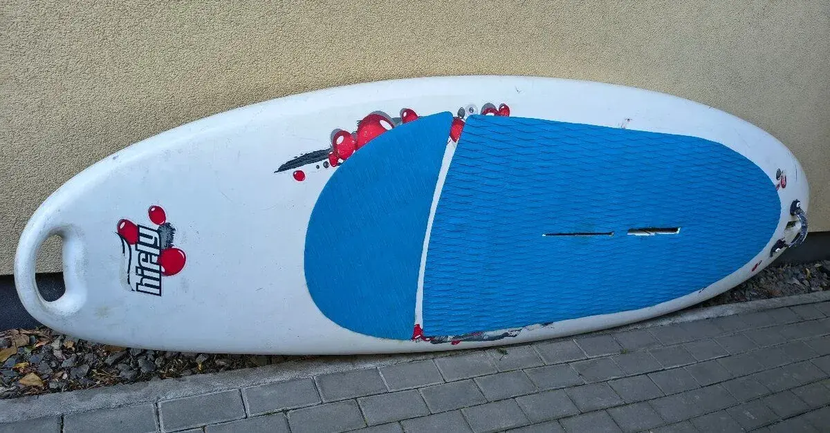 Plovák windsurfing