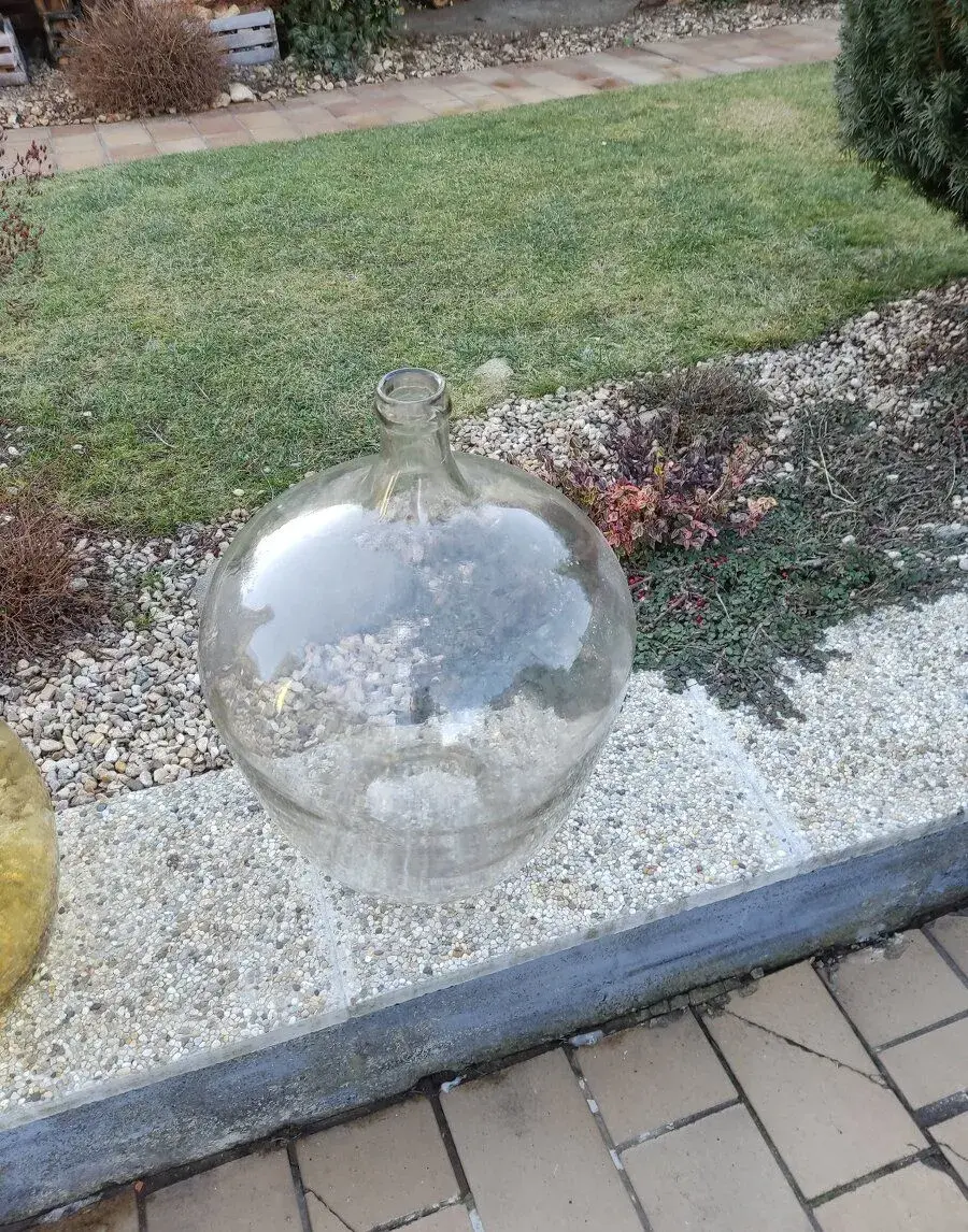 Skleněné nádoby na víno