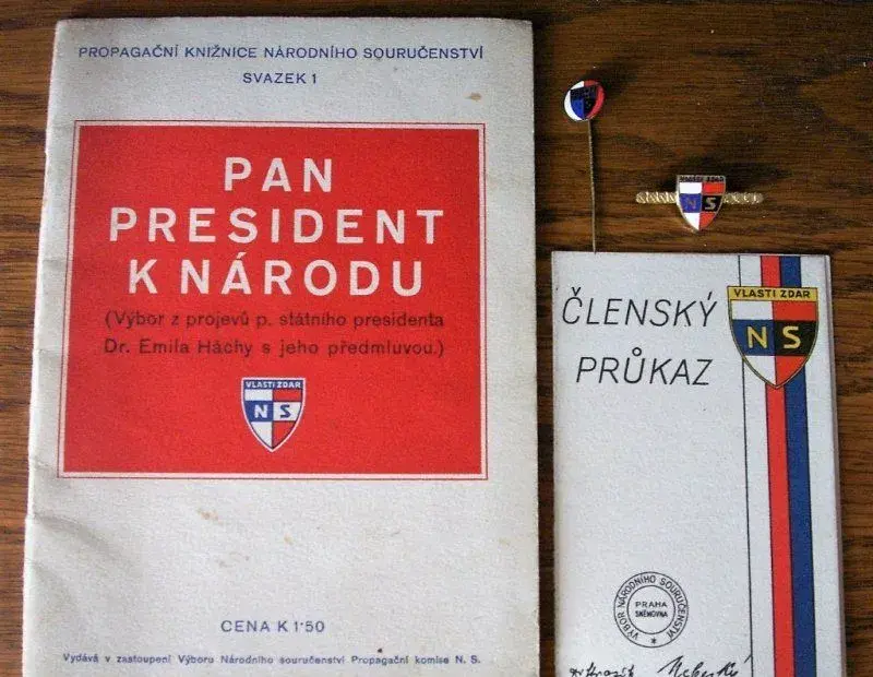 NÁRODNÍ SOURUČENSTVÍ kniha průkaz odznaky