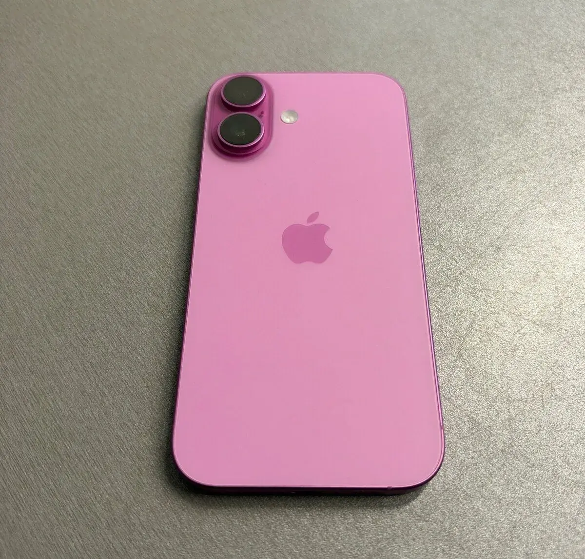 iPhone 16 128GB růžový, pěkný stav, 12 měsíců záruka