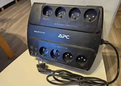 Záložní zdroj UPS APC Back-UPS ES 550 - 550VA/330W